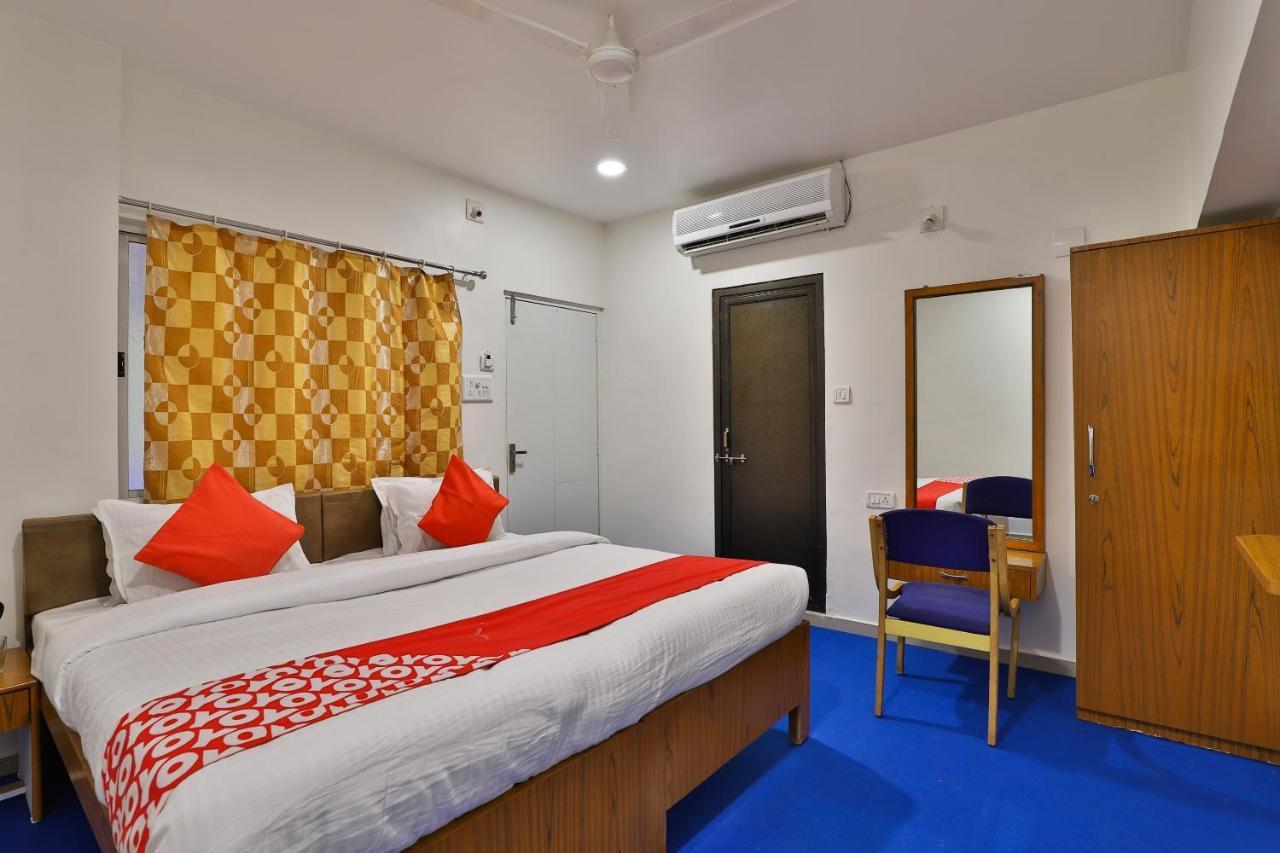 Oyo Milan Party Hall Vadodara Esterno foto