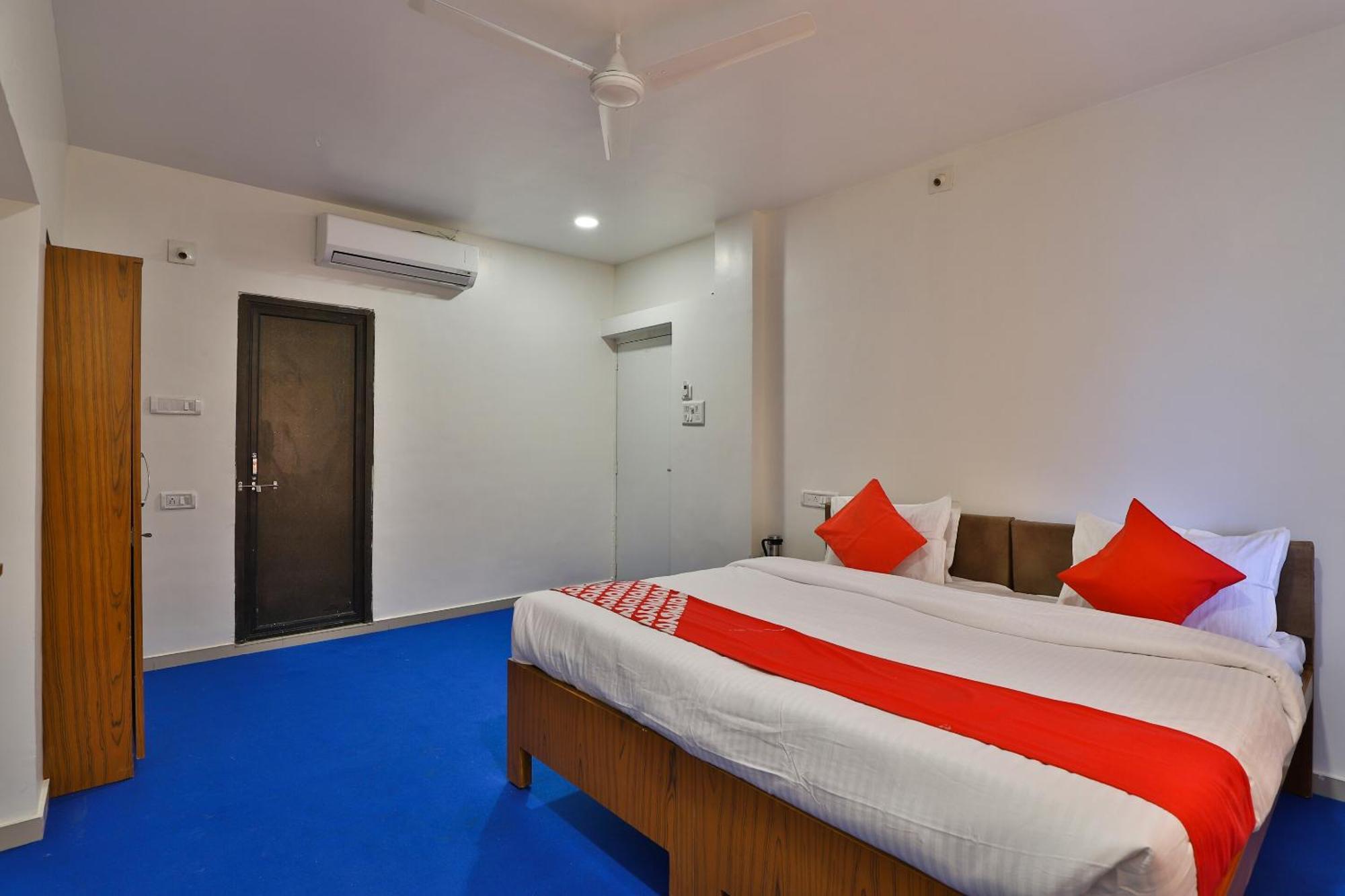 Oyo Milan Party Hall Vadodara Esterno foto