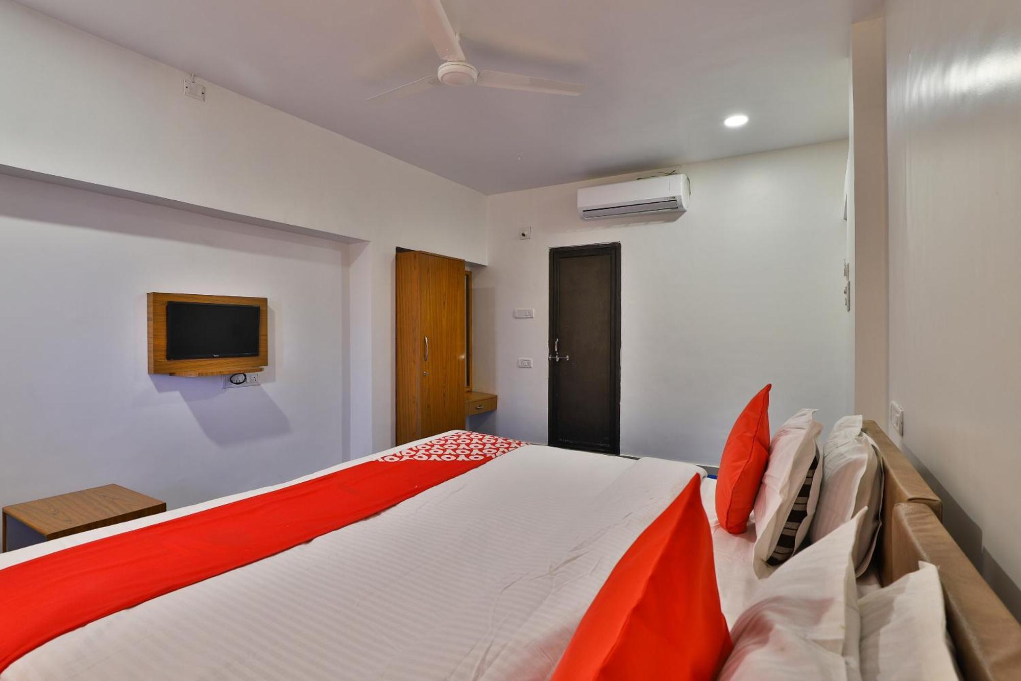 Oyo Milan Party Hall Vadodara Esterno foto