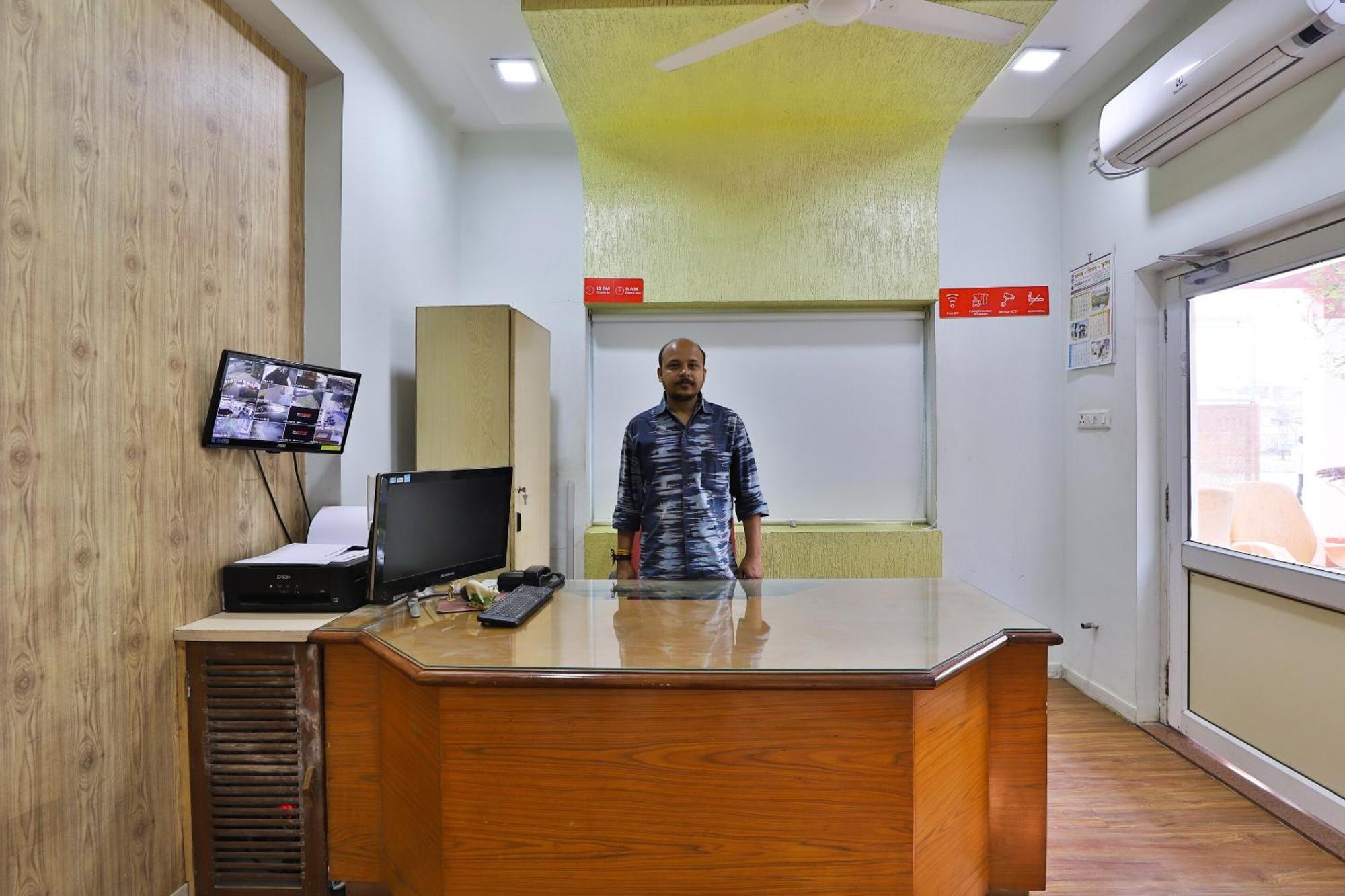 Oyo Milan Party Hall Vadodara Esterno foto